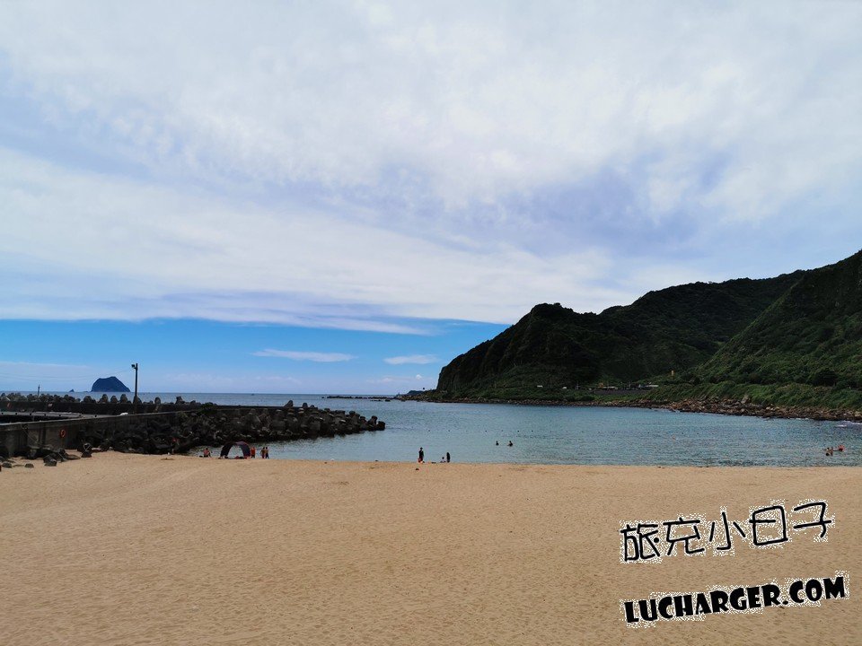 大武崙沙灘遠眺基隆嶼與海上浮球