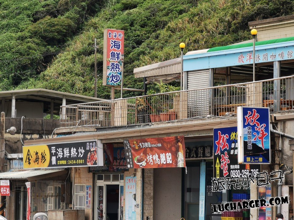 大武崙沙灘旁海鮮店與小吃店街景