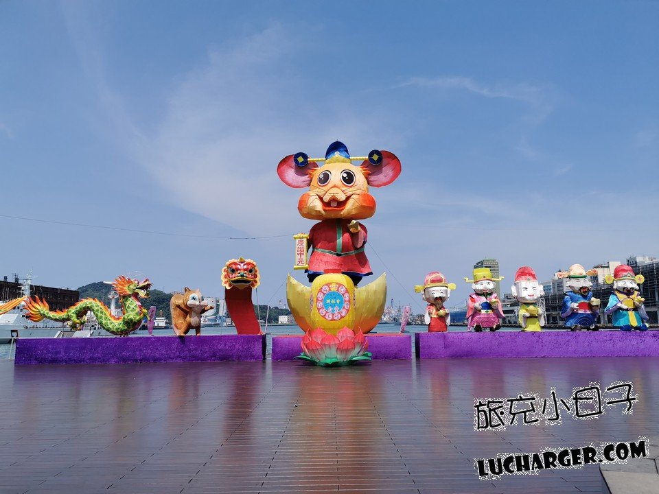 海洋廣場港邊裝置藝術與基隆城市背景
