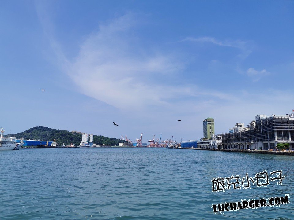 海洋廣場望向基隆港水面與遠方碼頭