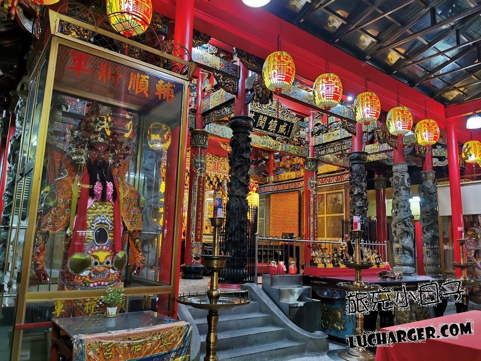 基隆廟口夜市小吃攤與用餐人潮