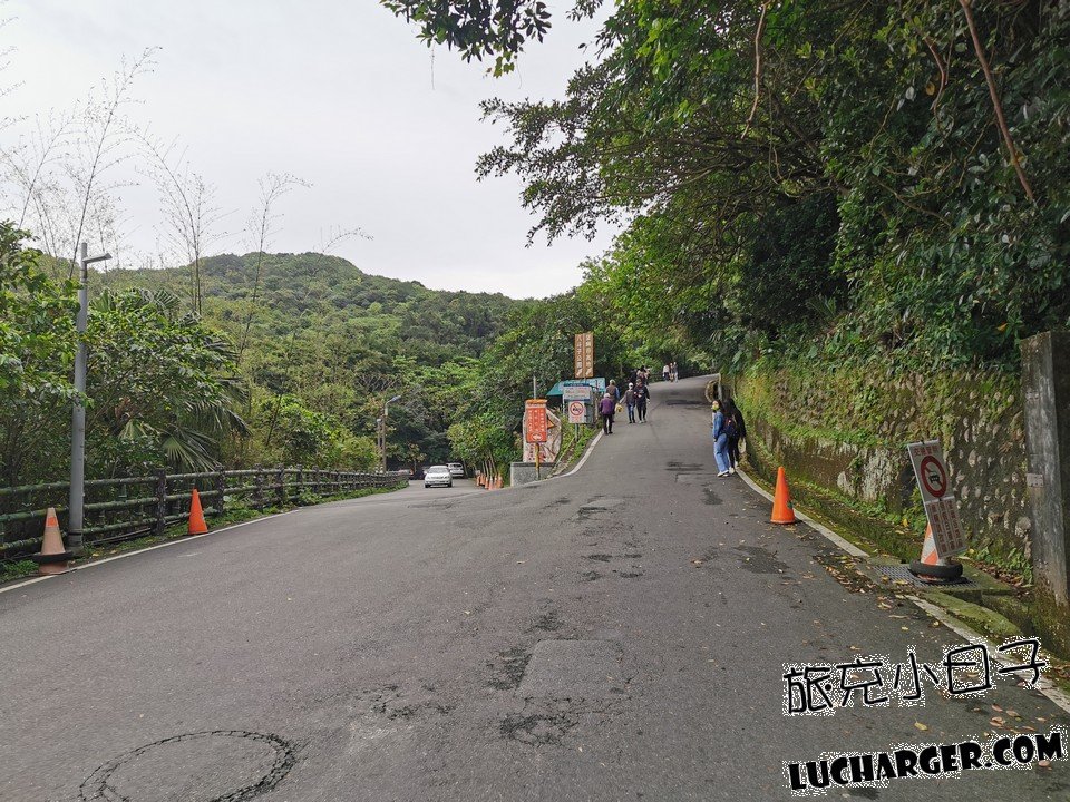 忘憂谷山腰道路與停車空間
