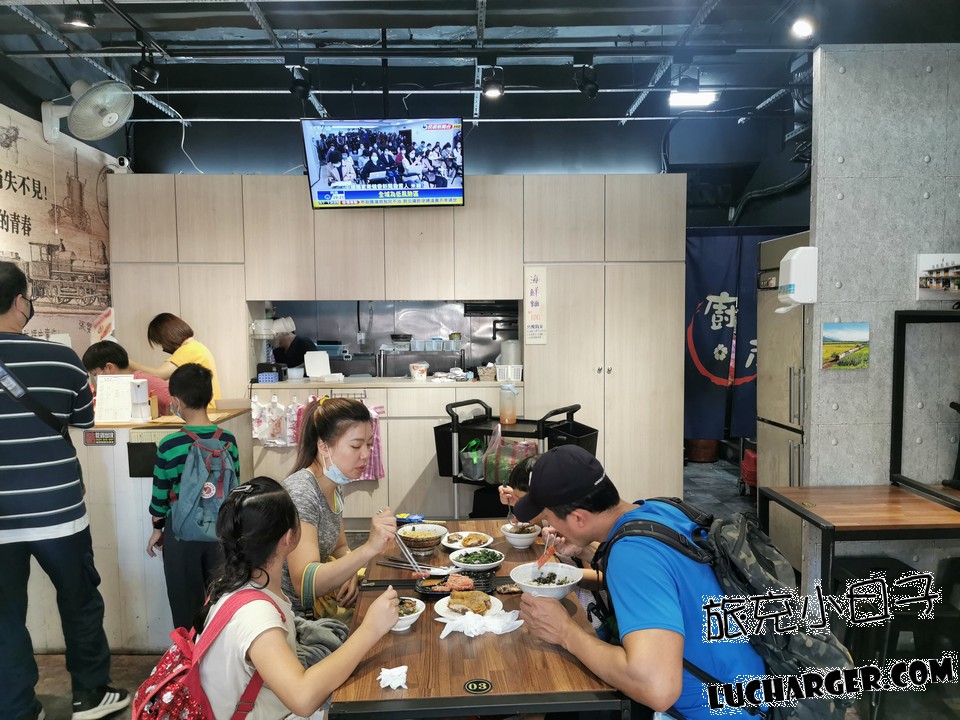 六石麵店內用餐空間與座位