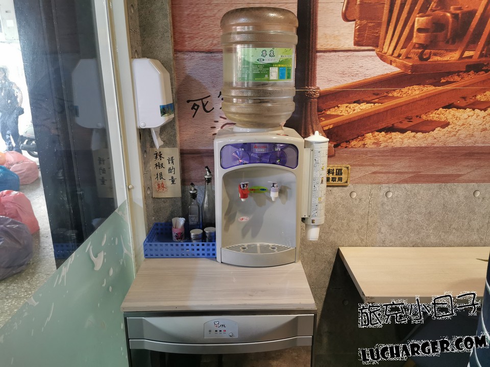 六石麵店內飲水機與自助取用區