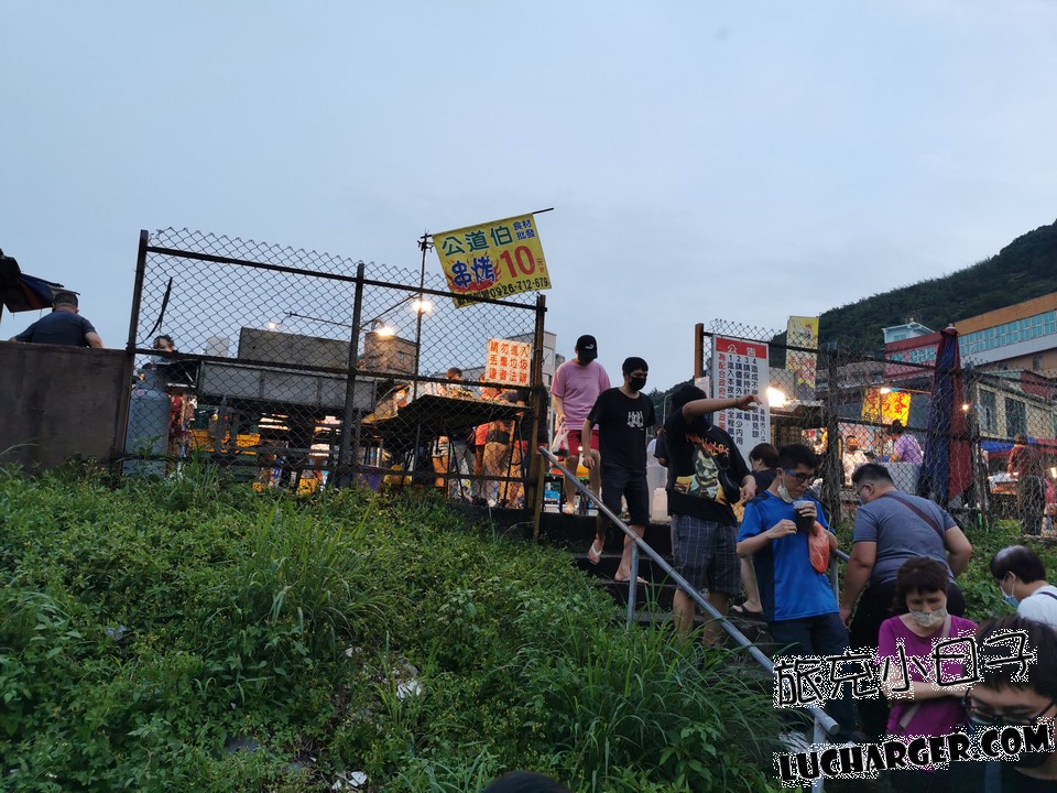 八斗子假日夜市入口階梯與傍晚人潮
