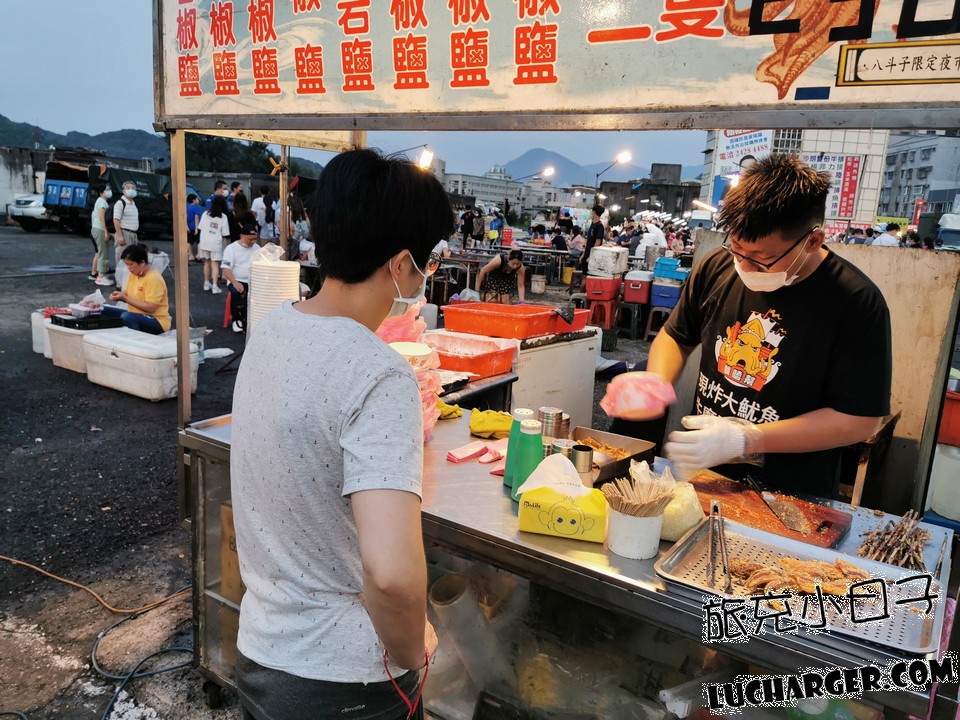 八斗子假日夜市炸魷魚攤位與點餐畫面