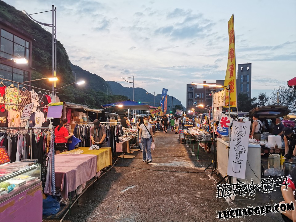 八斗子假日夜市基隆中正區週末夜市入口與攤位街景