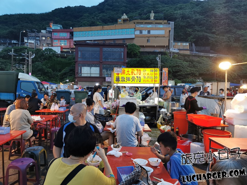 八斗子假日夜市露天桌椅與熱炒用餐區