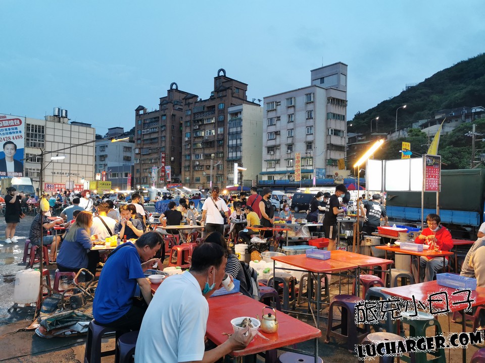 八斗子假日夜市夜間用餐區與攤販燈光