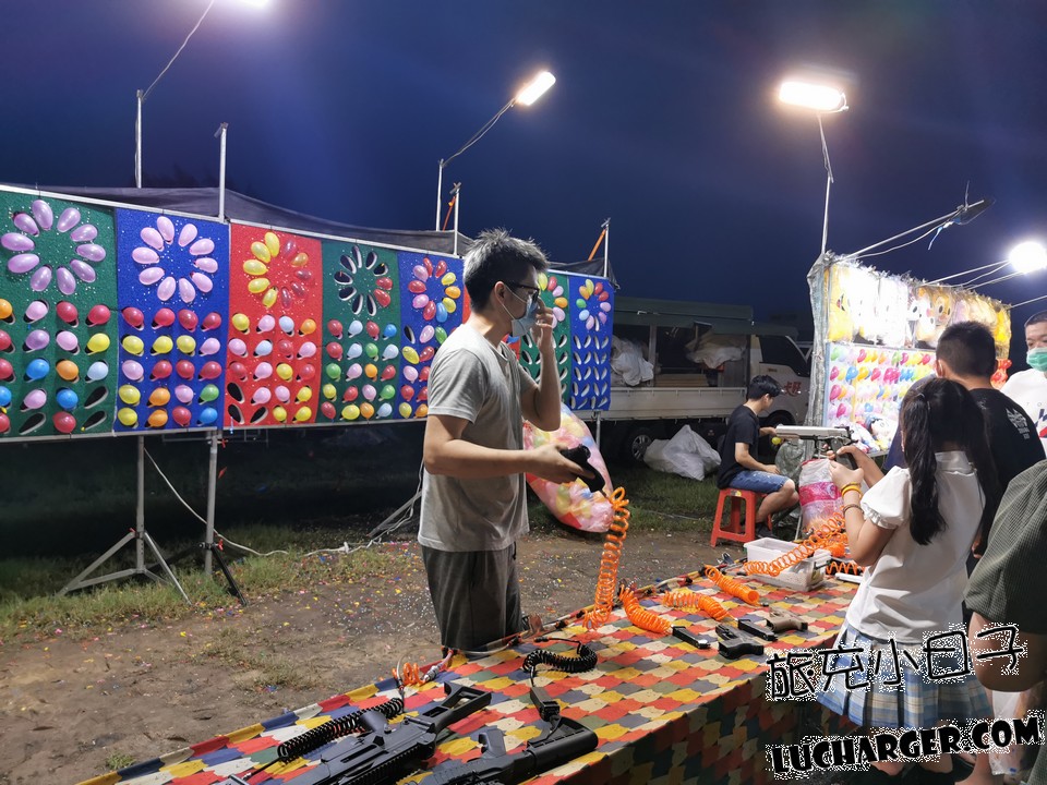 八斗子假日夜市射氣球遊戲攤與夜間燈光
