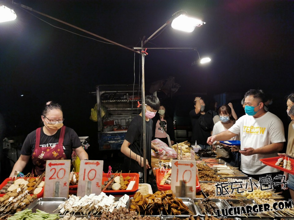 八斗子假日夜市入夜後串燒攤與排隊人潮