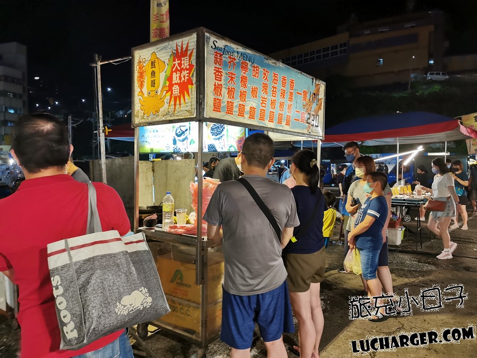 八斗子假日夜市海鮮炸物攤夜間排隊人潮