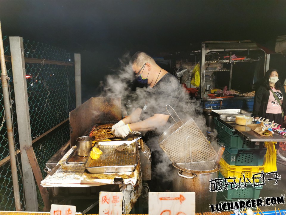八斗子假日夜市串燒攤烤台與煙霧