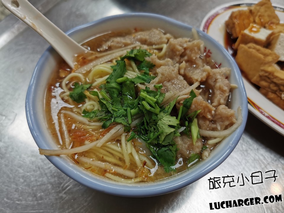 金龍肉焿麵加香菜與肉焿塊近拍