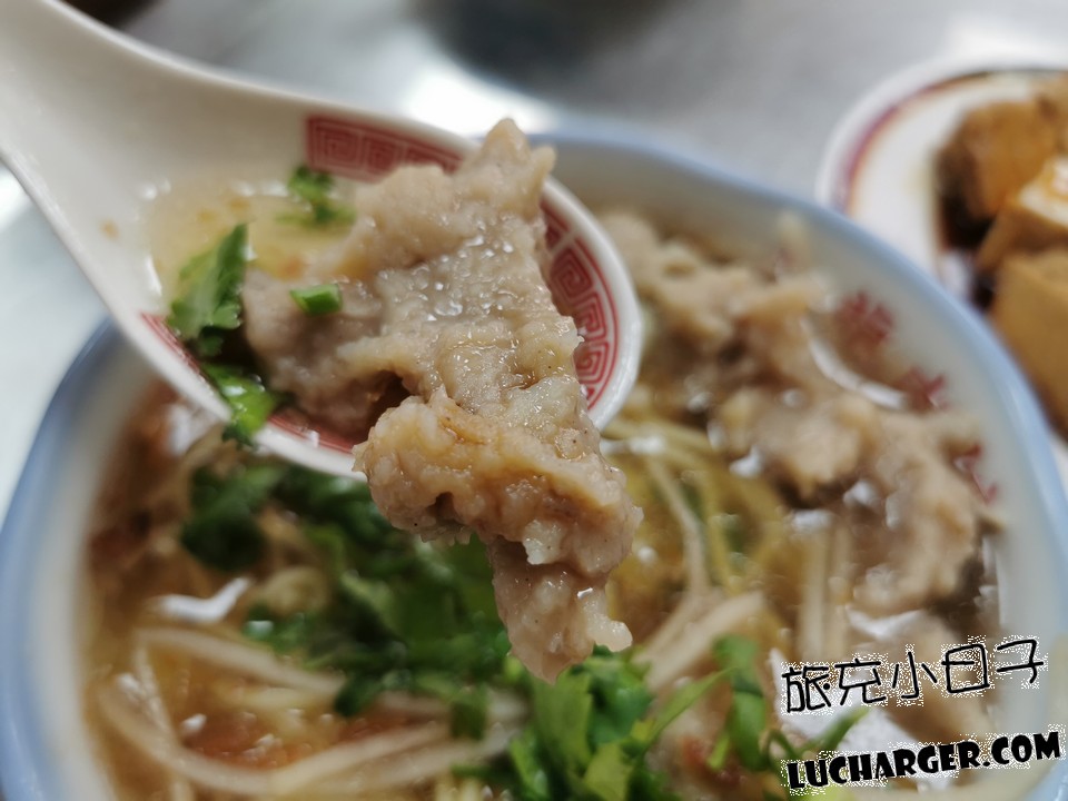 金龍肉焿湯匙舀起肉焿塊特寫