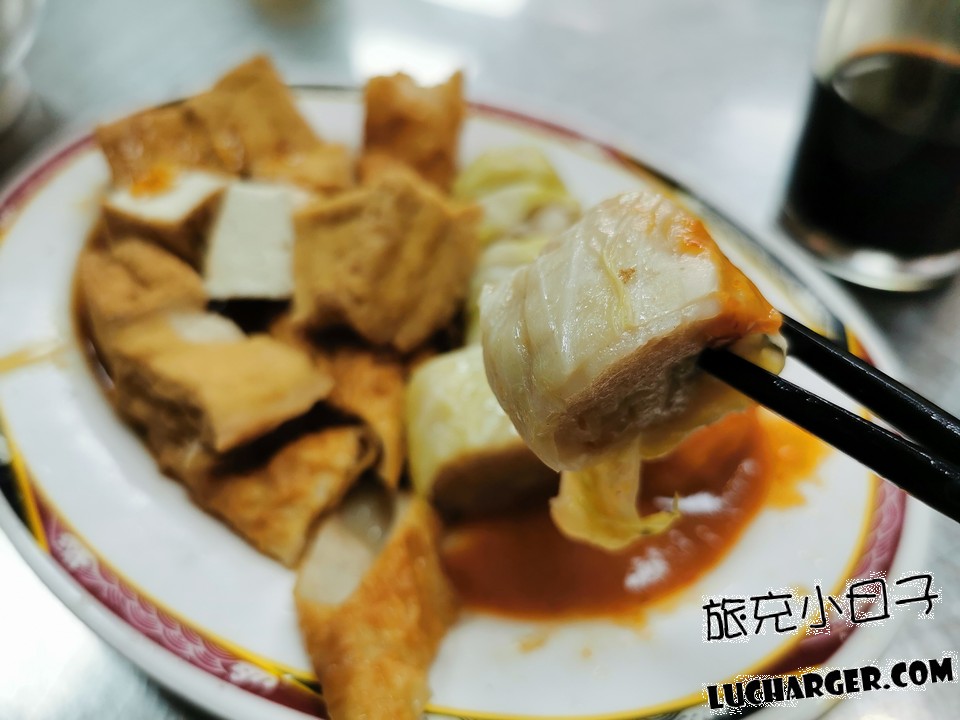 金龍肉焿白菜卷夾起特寫與滷菜拼盤