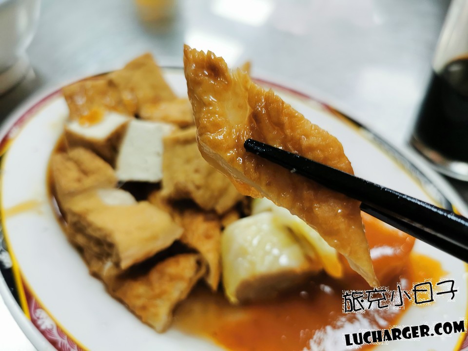 金龍肉焿豆皮滷菜夾起特寫