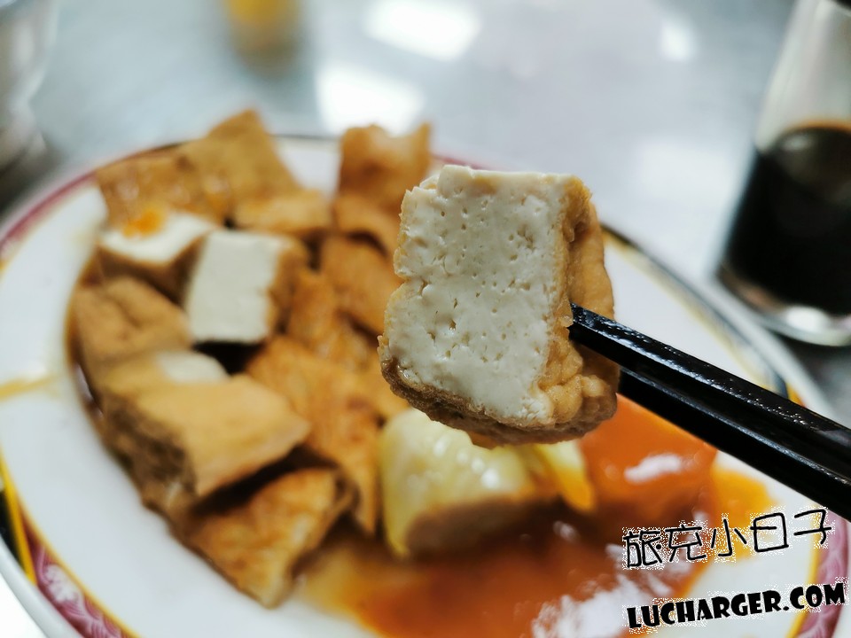 金龍肉焿油豆腐夾起特寫