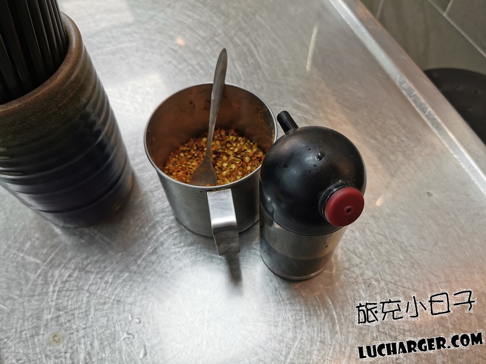金龍肉焿桌上辣椒醬與調味罐