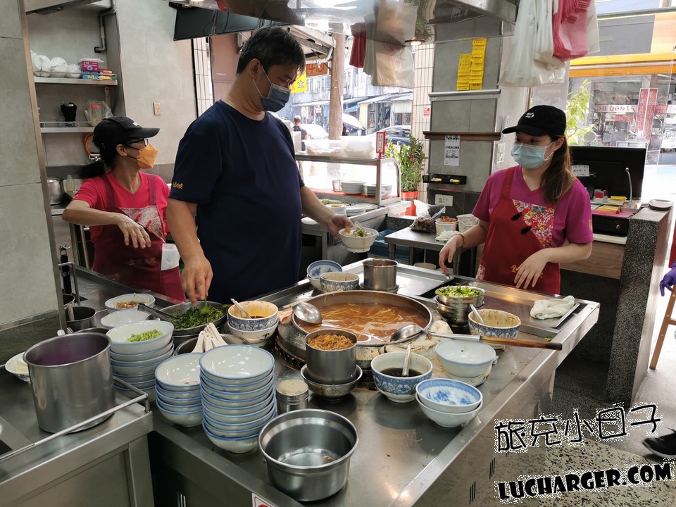 金龍肉焿開放式出餐檯與肉焿湯鍋