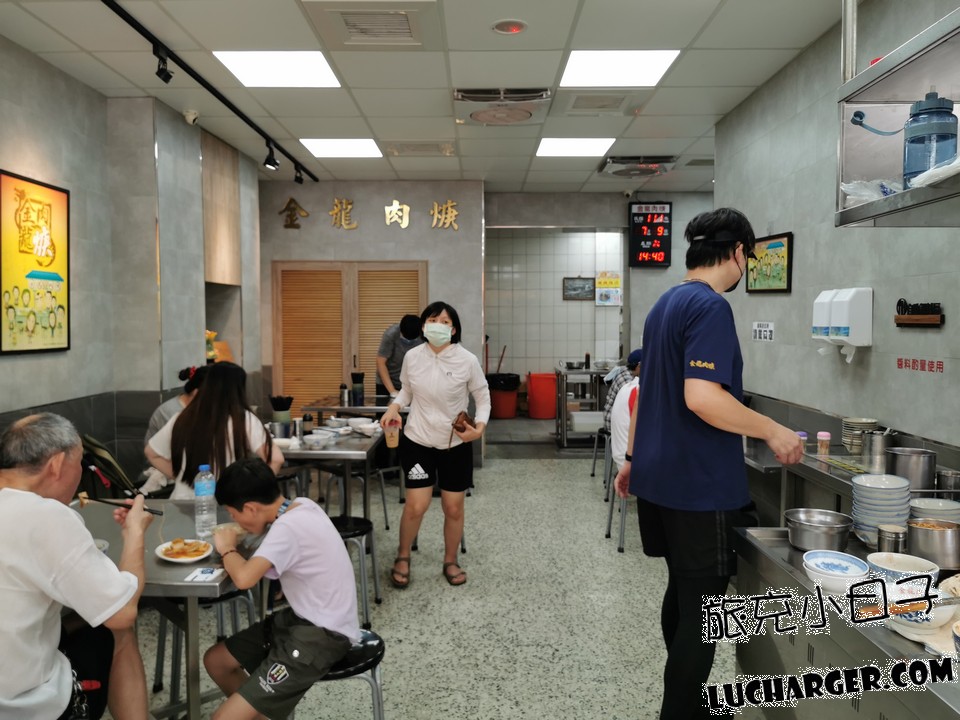 金龍肉焿室內用餐區與開放式出餐櫃台