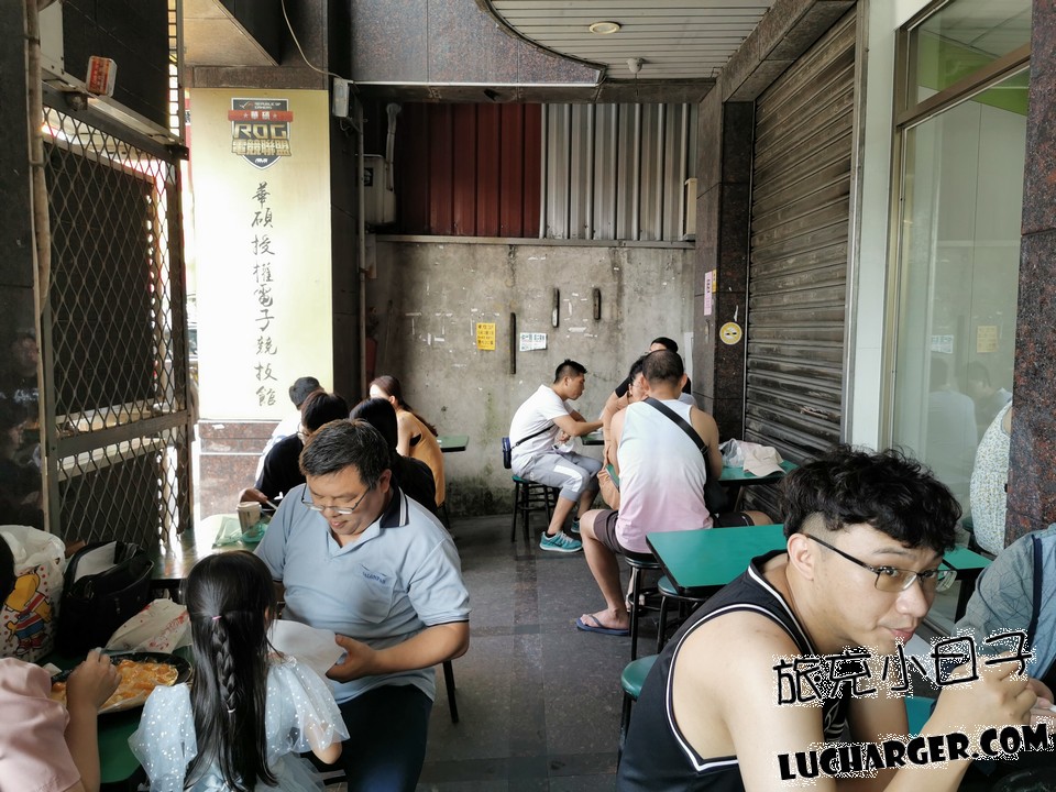 活力站蒟蒻屋外側座位與用餐人潮