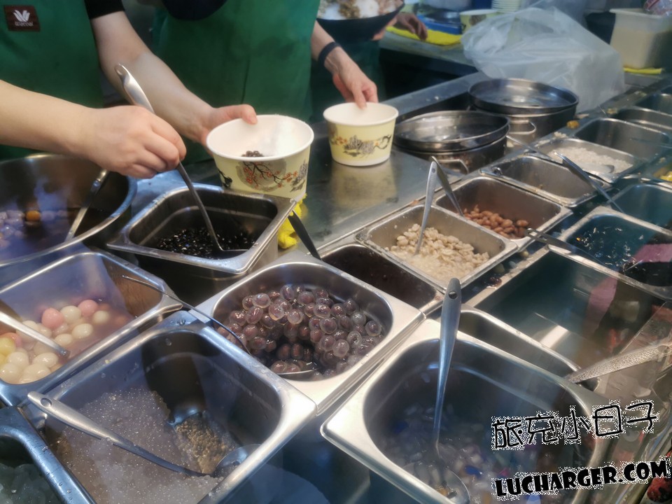 活力站蒟蒻屋配料檯與甜品配料