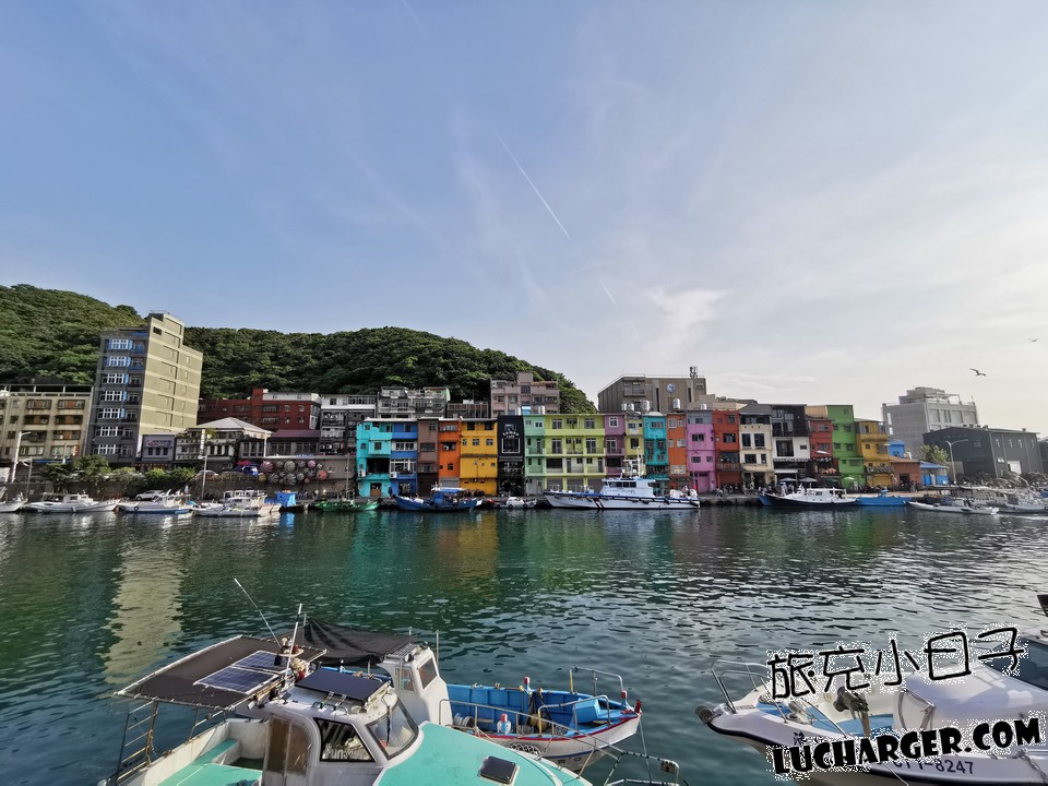 正濱港口彩色屋港邊彩色街屋與漁港船景