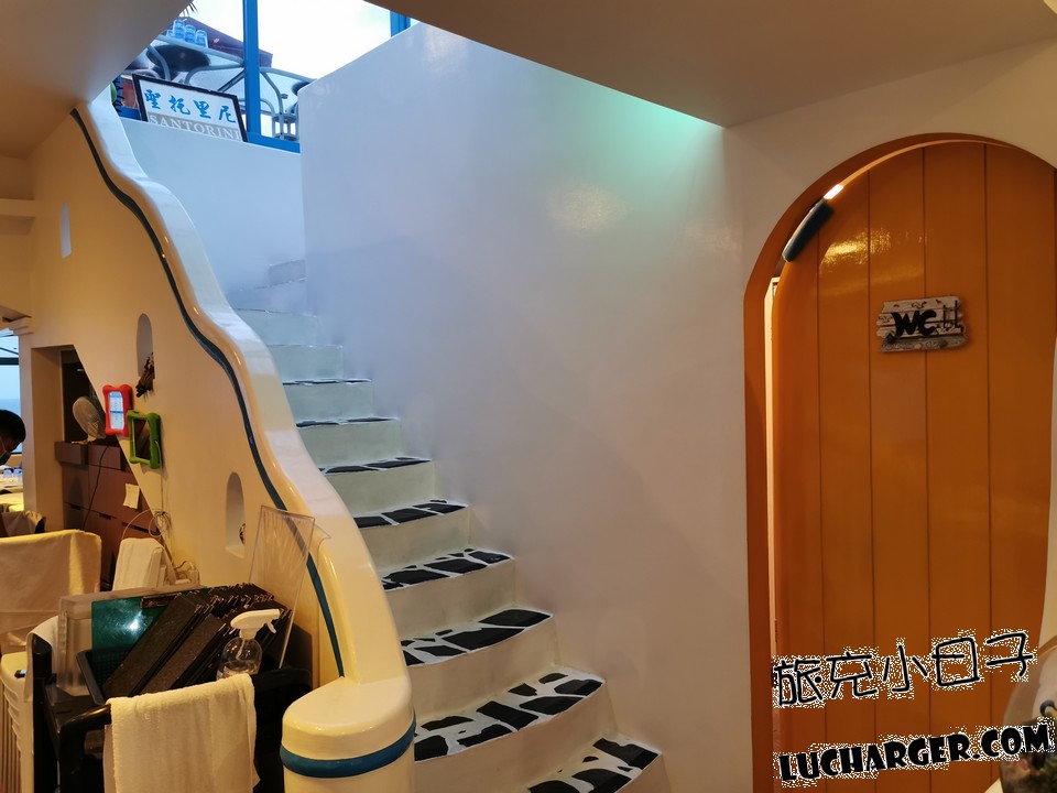 聖托里尼海景餐廳藍白樓梯與木門造景