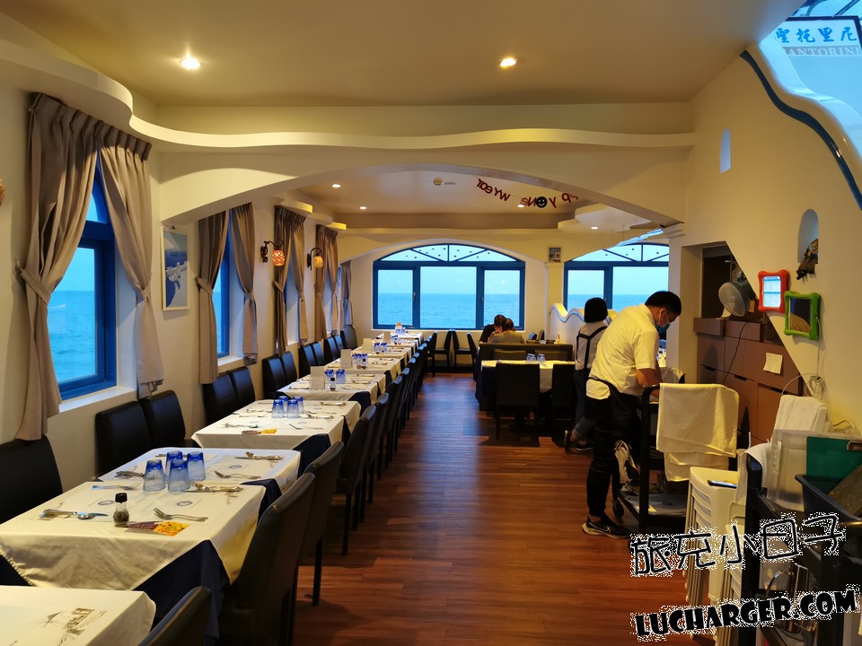 聖托里尼海景餐廳室內座位與藍框窗景