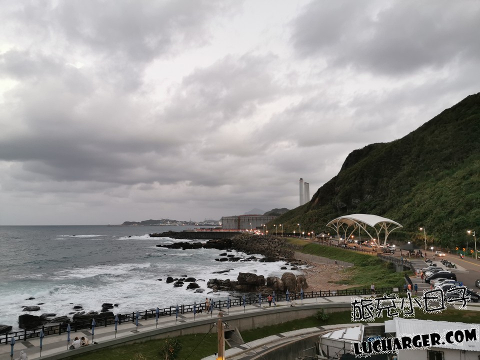 聖托里尼海景餐廳望向外木山海岸步道與基隆海景