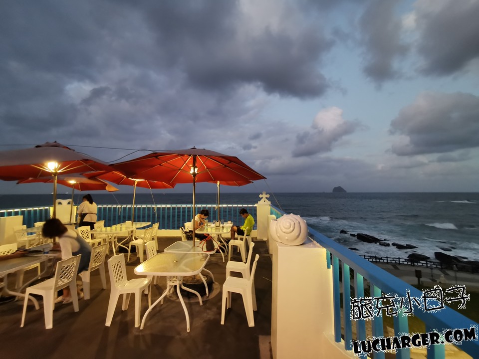 聖托里尼海景餐廳戶外露台紅色陽傘與基隆海景