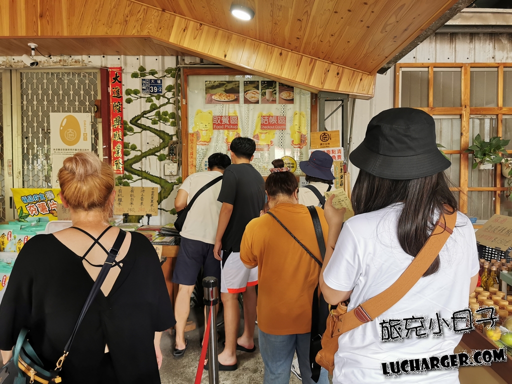 大池豆皮店取餐區與排隊人潮