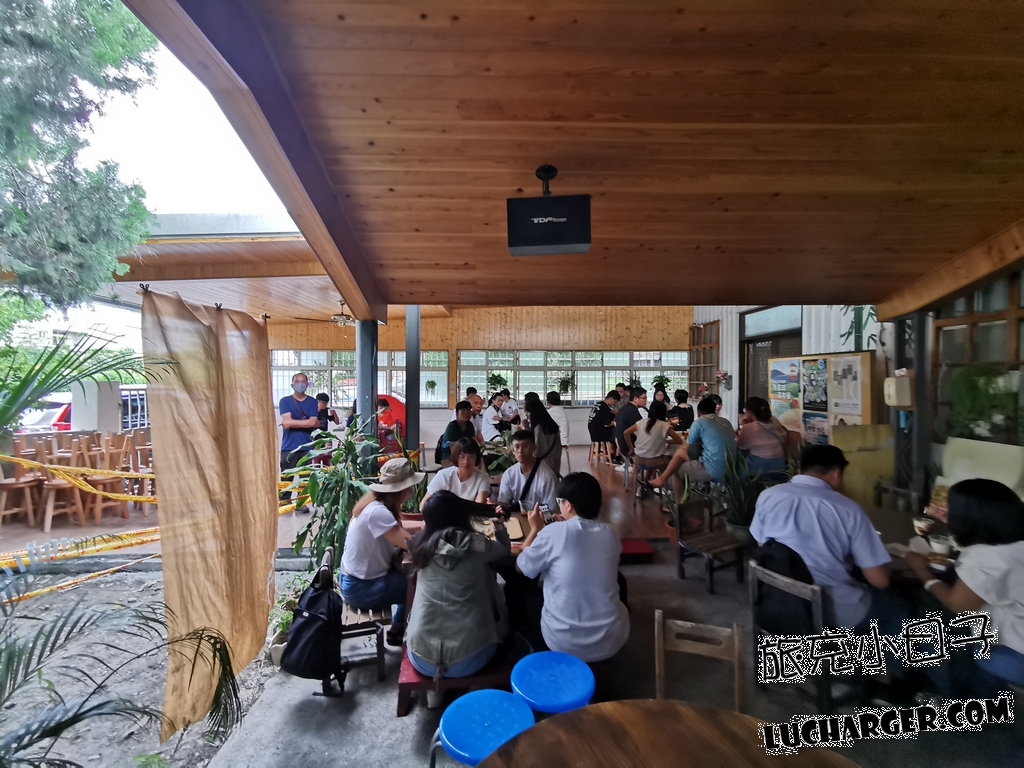 大池豆皮店半戶外座位區與用餐人潮