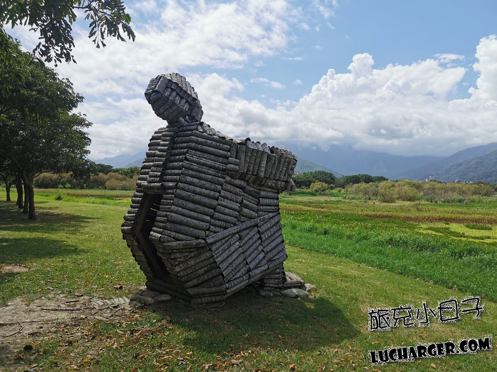 等待 Waiting 木作巨人背面與池上濕地景觀