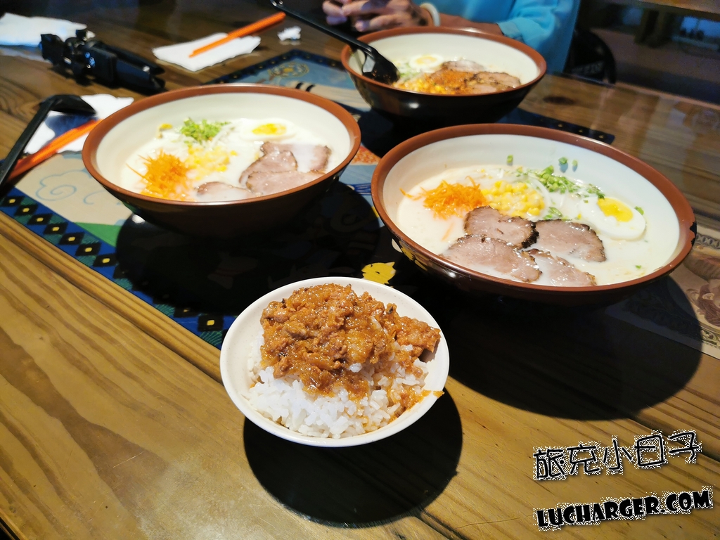 味-一級棒拉麵屋拉麵與魯肉飯上桌