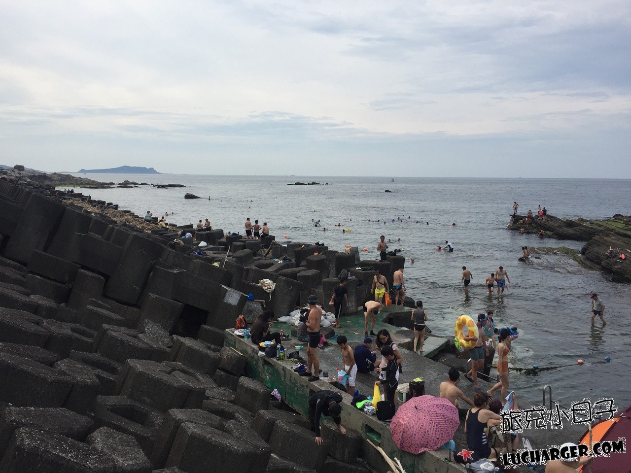 外木山濱海風景區海岸礁岩與遊客看海戲水畫面