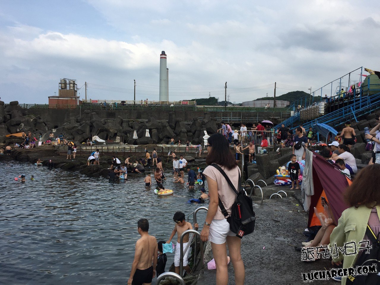 外木山濱海風景區海水游泳區與岸邊人潮