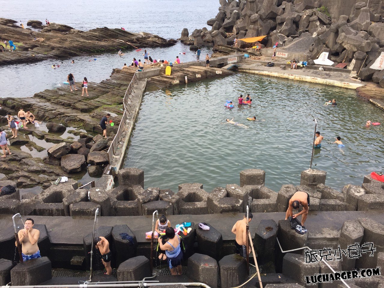 外木山海水池與礁岩旁遊客戲水休息