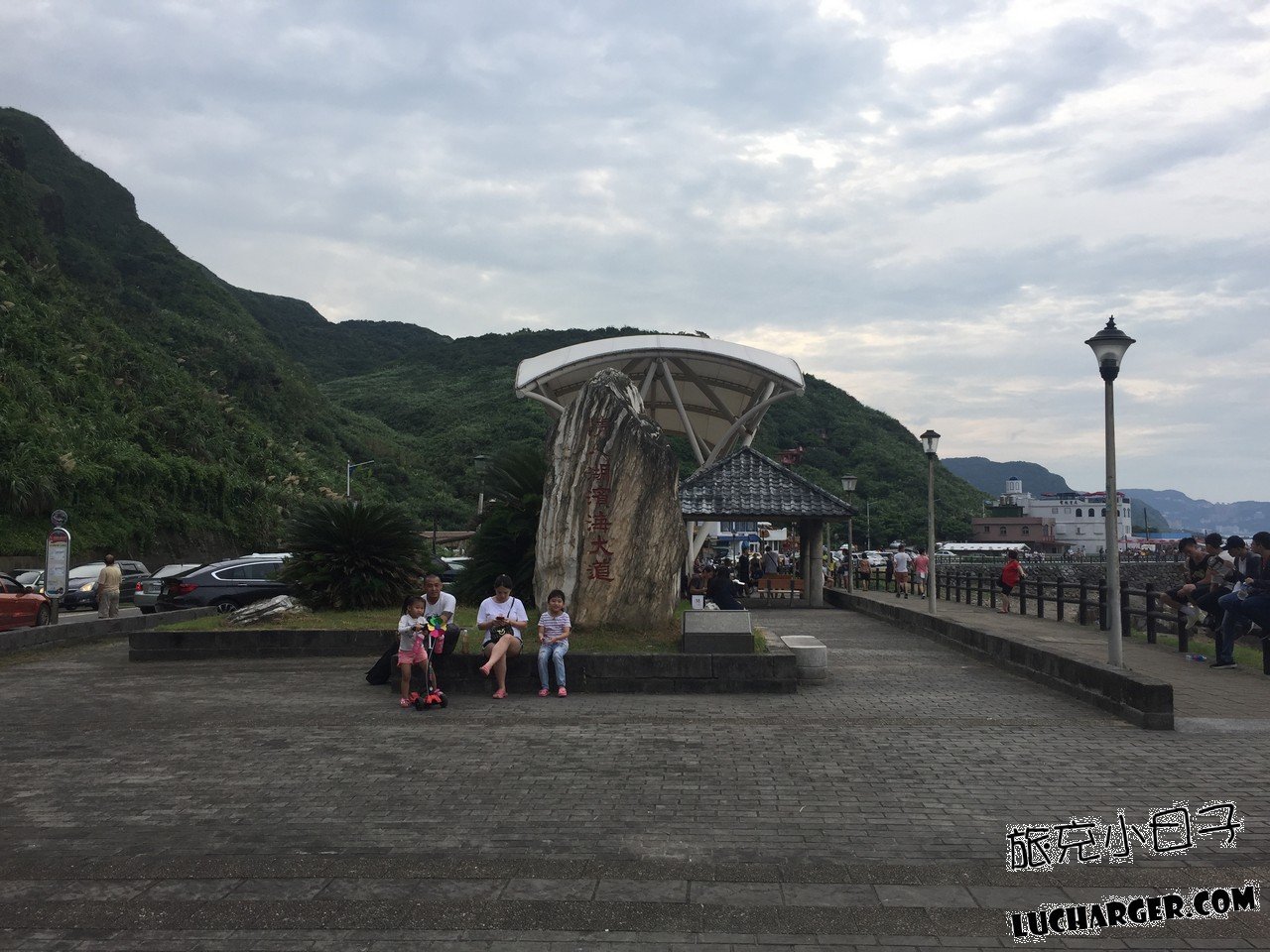 外木山海岸旁休憩平台與山海背景