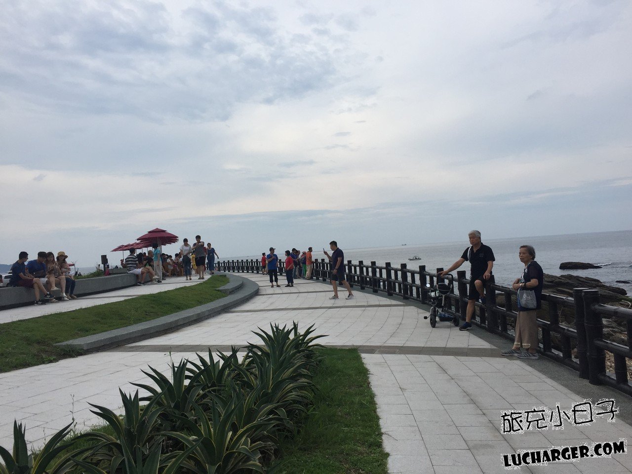 外木山濱海步道欄杆旁看海散步空間