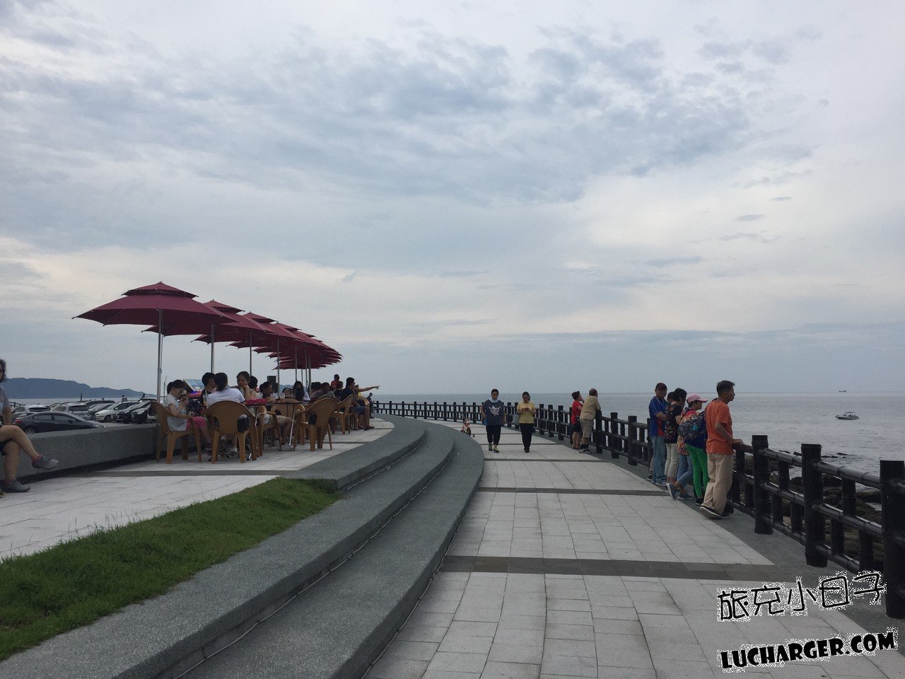 外木山濱海景觀平台與遮陽傘旁看海人潮