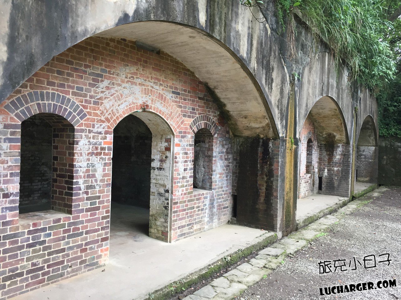 大武崙砲台步道轉角與山林景觀